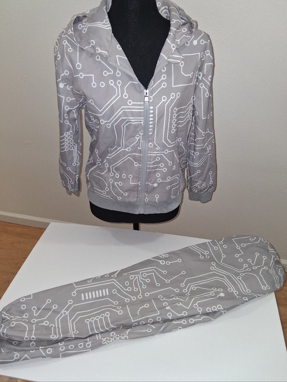 Gray Circuit Print Jacket Like New With Matching Pants. Kids 11/12